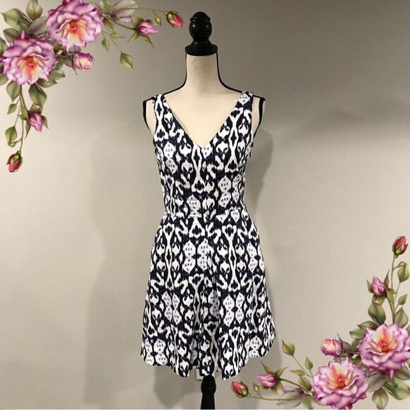 Sleeveless v-neck dress  - Picture 1 of 14